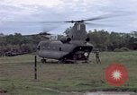 Immagine di Gli abitanti di un villaggio vietnamita Binh Duong provincia Sud Vietnam, 1967, secondo 32 filmato di repertorio 65675035393