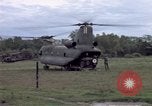 Immagine di Gli abitanti di un villaggio vietnamita Binh Duong provincia Sud Vietnam, 1967, secondo 33 filmato di repertorio 65675035393