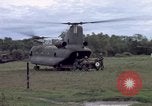 Immagine di Gli abitanti di un villaggio vietnamita Binh Duong provincia Sud Vietnam, 1967, secondo 39 filmato di repertorio 65675035393