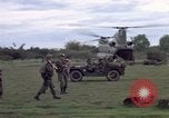 Immagine di Gli abitanti di un villaggio vietnamita Binh Duong provincia Sud Vietnam, 1967, secondo 47 filmato di repertorio 65675035393