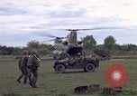 Immagine di Gli abitanti di un villaggio vietnamita Binh Duong provincia Sud Vietnam, 1967, secondo 48 filmato di repertorio 65675035393