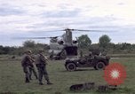 Immagine di Gli abitanti di un villaggio vietnamita Binh Duong provincia Sud Vietnam, 1967, secondo 49 filmato di repertorio 65675035393