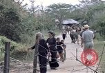 Immagine di Gli abitanti di un villaggio vietnamita Binh Duong provincia Sud Vietnam, 1967, secondo 52 filmato di repertorio 65675035393