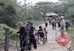Immagine di Gli abitanti di un villaggio vietnamita Binh Duong provincia Sud Vietnam, 1967, secondo 53 filmato di repertorio 65675035393