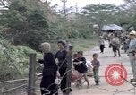 Immagine di Gli abitanti di un villaggio vietnamita Binh Duong provincia Sud Vietnam, 1967, secondo 54 filmato di repertorio 65675035393
