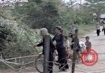 Immagine di Gli abitanti di un villaggio vietnamita Binh Duong provincia Sud Vietnam, 1967, secondo 55 filmato di repertorio 65675035393