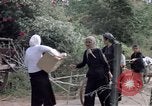 Immagine di Gli abitanti di un villaggio vietnamita Binh Duong provincia Sud Vietnam, 1967, secondo 57 filmato di repertorio 65675035393