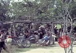 Immagine di Vietcong sospetti Binh Duong provincia Sud Vietnam, 1967, secondo 24 filmato di repertorio 65675035394