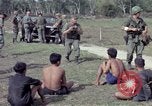 Immagine di Vietcong sospetti Binh Duong provincia Sud Vietnam, 1967, secondo 54 filmato di repertorio 65675035394