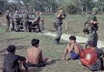 Immagine di Vietcong sospetti Binh Duong provincia Sud Vietnam, 1967, secondo 55 filmato di repertorio 65675035394