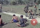 Immagine di Vietcong sospetti Binh Duong provincia Sud Vietnam, 1967, secondo 58 filmato di repertorio 65675035394