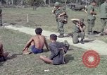 Immagine di Vietcong sospetti Binh Duong provincia Sud Vietnam, 1967, secondo 60 filmato di repertorio 65675035394