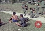 Immagine di Vietcong sospetti Binh Duong provincia Sud Vietnam, 1967, secondo 61 filmato di repertorio 65675035394