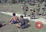 Immagine di Vietcong sospetti Binh Duong provincia Sud Vietnam, 1967, secondo 62 filmato di repertorio 65675035394