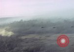 Standbild UH 1D Hubschrauber Binh Duong Provinz Süd Vietnam, 1967, aus Sekunde 29 historischem Filmmaterial Videoclip 65675035395