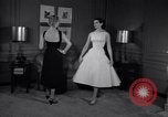 Immagine di Modelli New York City USA, 1956, secondo 55 filmato di repertorio 65675035437