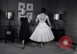Immagine di Modelli New York City USA, 1956, secondo 57 filmato di repertorio 65675035437