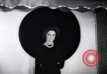 Immagine di Moda headgears New York United States USA, 1962, secondo 20 filmato di repertorio 65675035452