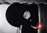 Immagine di Moda headgears New York United States USA, 1962, secondo 24 filmato di repertorio 65675035452