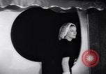 Immagine di Moda headgears New York United States USA, 1962, secondo 25 filmato di repertorio 65675035452