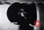 Immagine di Moda headgears New York United States USA, 1962, secondo 29 filmato di repertorio 65675035452