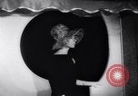 Immagine di Moda headgears New York United States USA, 1962, secondo 30 filmato di repertorio 65675035452