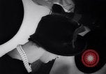 Immagine di Moda headgears New York United States USA, 1962, secondo 40 filmato di repertorio 65675035452