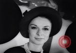 Immagine di Moda headgears New York United States USA, 1962, secondo 43 filmato di repertorio 65675035452