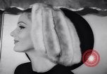 Immagine di Moda headgears New York United States USA, 1962, secondo 44 filmato di repertorio 65675035452