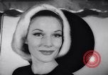 Immagine di Moda headgears New York United States USA, 1962, secondo 46 filmato di repertorio 65675035452
