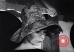 Immagine di Moda headgears New York United States USA, 1962, secondo 49 filmato di repertorio 65675035452
