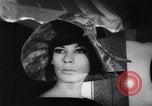 Immagine di Moda headgears New York United States USA, 1962, secondo 50 filmato di repertorio 65675035452