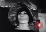 Immagine di Moda headgears New York United States USA, 1962, secondo 51 filmato di repertorio 65675035452