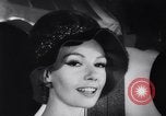 Immagine di Moda headgears New York United States USA, 1962, secondo 56 filmato di repertorio 65675035452