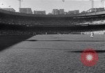 Standbild World Series NY Yankees vs NY Giants New York City USA, 1951, aus Sekunde 18 historischem Filmmaterial Videoclip 65675035474