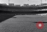 Standbild World Series NY Yankees vs NY Giants New York City USA, 1951, aus Sekunde 19 historischem Filmmaterial Videoclip 65675035474