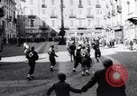 Standbild Orange werfen Festival Turin Italien, 1952, aus Sekunde 15 historischem Filmmaterial Videoclip 65675035494