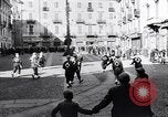 Standbild Orange werfen Festival Turin Italien, 1952, aus Sekunde 16 historischem Filmmaterial Videoclip 65675035494