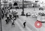 Standbild Orange werfen Festival Turin Italien, 1952, aus Sekunde 25 historischem Filmmaterial Videoclip 65675035494