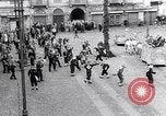 Standbild Orange werfen Festival Turin Italien, 1952, aus Sekunde 27 historischem Filmmaterial Videoclip 65675035494