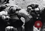 Standbild Orange werfen Festival Turin Italien, 1952, aus Sekunde 38 historischem Filmmaterial Videoclip 65675035494