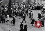 Standbild Orange werfen Festival Turin Italien, 1952, aus Sekunde 51 historischem Filmmaterial Videoclip 65675035494