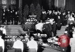 Standbild Beerdigung von Ernst Mieter Berlin Deutschland, 1953, aus Sekunde 17 historischem Filmmaterial Videoclip 65675035499