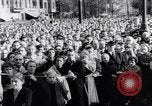 Standbild Beerdigung von Ernst Mieter Berlin Deutschland, 1953, aus Sekunde 29 historischem Filmmaterial Videoclip 65675035499