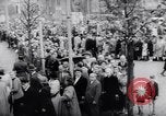 Standbild Beerdigung von Ernst Mieter Berlin Deutschland, 1953, aus Sekunde 32 historischem Filmmaterial Videoclip 65675035499