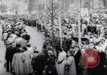 Standbild Beerdigung von Ernst Mieter Berlin Deutschland, 1953, aus Sekunde 33 historischem Filmmaterial Videoclip 65675035499