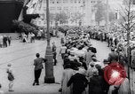 Standbild Beerdigung von Ernst Mieter Berlin Deutschland, 1953, aus Sekunde 35 historischem Filmmaterial Videoclip 65675035499