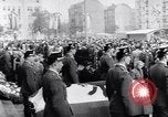 Standbild Beerdigung von Ernst Mieter Berlin Deutschland, 1953, aus Sekunde 41 historischem Filmmaterial Videoclip 65675035499