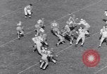 Standbild American Football United States USA, 1953, aus Sekunde 10 historischem Filmmaterial Videoclip 65675035501