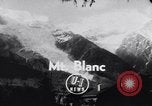 Image Monde" plus haut téléphérique commence à fonctionner dans les Alpes françaises Chamonix France, 1955, de la seconde 4 séquences d'archives historiques vidéo 65675035505